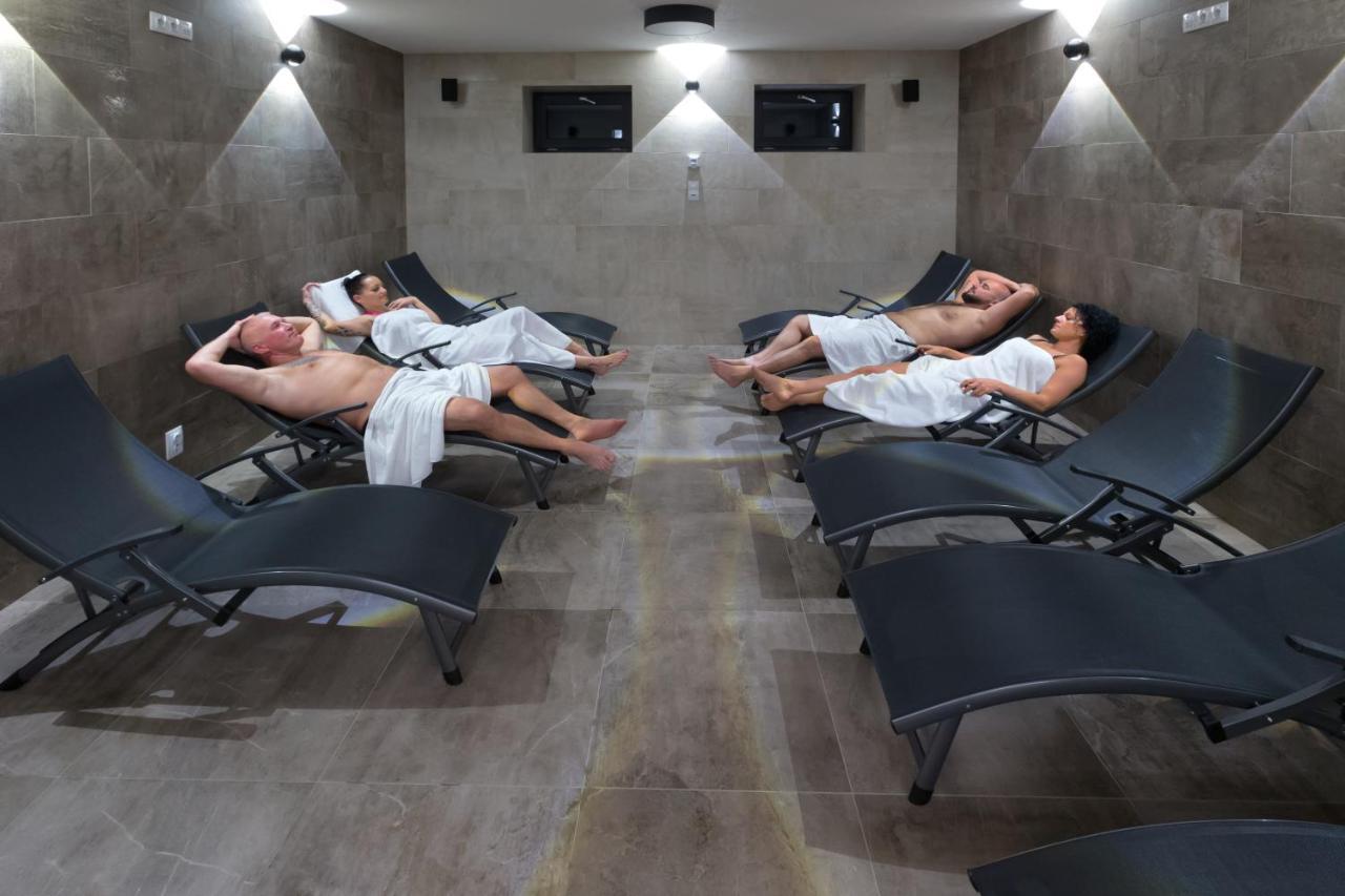 Ala Hotel Bystrice nad Pernstejnem Ngoại thất bức ảnh
